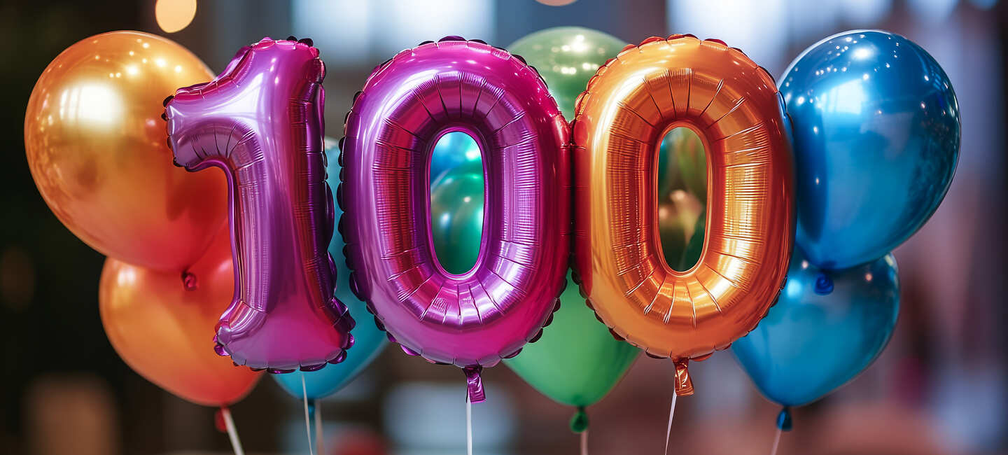 Luftballons die die Zahl 100 bilden
