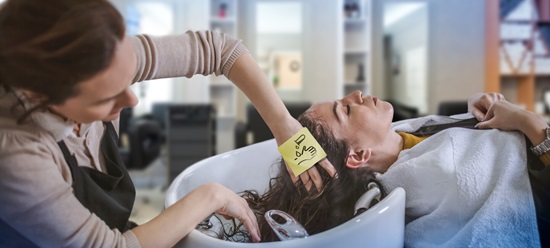 Friseuse wäscht Frau Haare