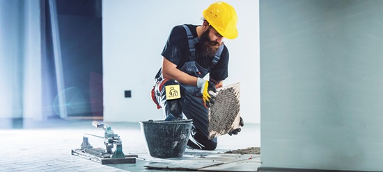 Fliesenleger bei der Arbeit